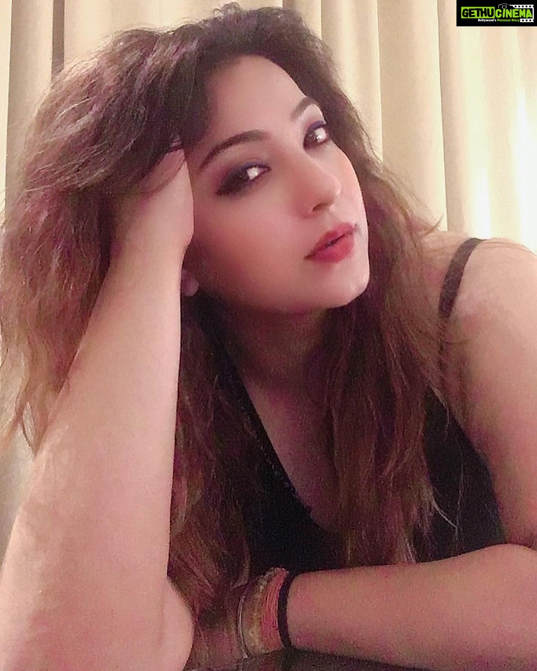 Sweety Chhabra Instagram - नज़र नज़र का फर्क है दोस्तो, किसी को ज़हर लगते हैं किसी को शहद।😉