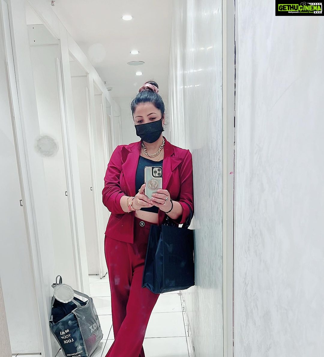 Sweety Chhabra Instagram - Happy Saturday dosto ❤️shopping mood 😀 but itne kapde jo bhar liye hai Mene bag mai, ab inka trial karne ka Mann Nhi ho raha hai 😜 Waise Bhi try karne ke baad billing counter tak 1 or 2 dress hi bachegi 😂 KyA aap log Bhi aise harkat karte ho🤣 #enjoying #shopping