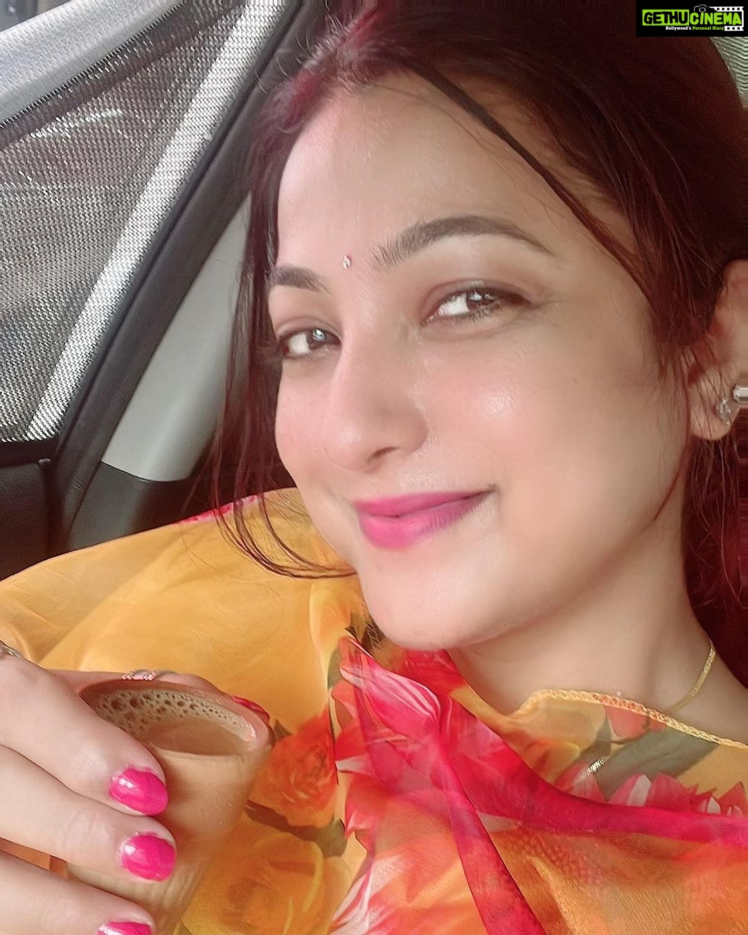 Sweety Chhabra Instagram - AAPAN maati AAPAN desh ❤️ Aao thode maze desi chai ke Ho jaye #kulhadchai Khate pite photo click galat hai yaar 😜😂 But KyA Kare dosto ki yaad aa gayi