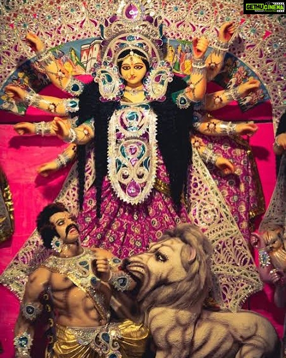 Sweety Chhabra Instagram - "सिद्ध गंवन्दे वांछित मनोरथार्थ चन्द्रार्घकृत शेखराम्। कमलस्थितां चतुर्भुजा सिद्धीदात्री यशस्वनीम्॥" सभी मेरे दोस्तों को महानवमी की हार्दिक बधाई एवं शुभकामनाएं। माँ दुर्गा जी आप सभी भक्तों को उत्तम स्वास्थ्य व धन वैभव से परिपूर्ण करें। #MahaNavami_2023 #Navratri
