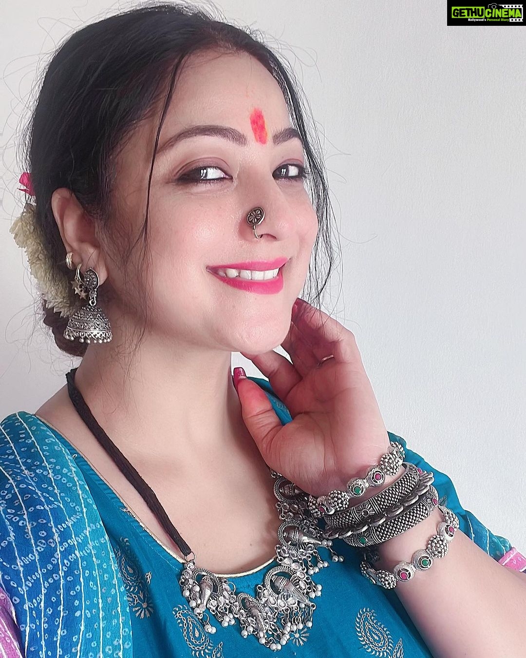 Sweety Chhabra Instagram - सुरासम्पूर्णकलशं रुधिराप्लुतमेव च। दधाना हस्तपद्माभ्यां कुष्मांडा शुभदास्तु मे। तेजस्विनी व आदिशक्ति एवं माँ भगवती की चतुर्थ स्वरूपा माँ कुष्मांडा जी आप सभी के जीवन से रोग-शोक दूर कर, आयु-यश में वृद्धि करें। #MaaKushmanda #Navratri #Navratri2023 #fasting #jaimatadi