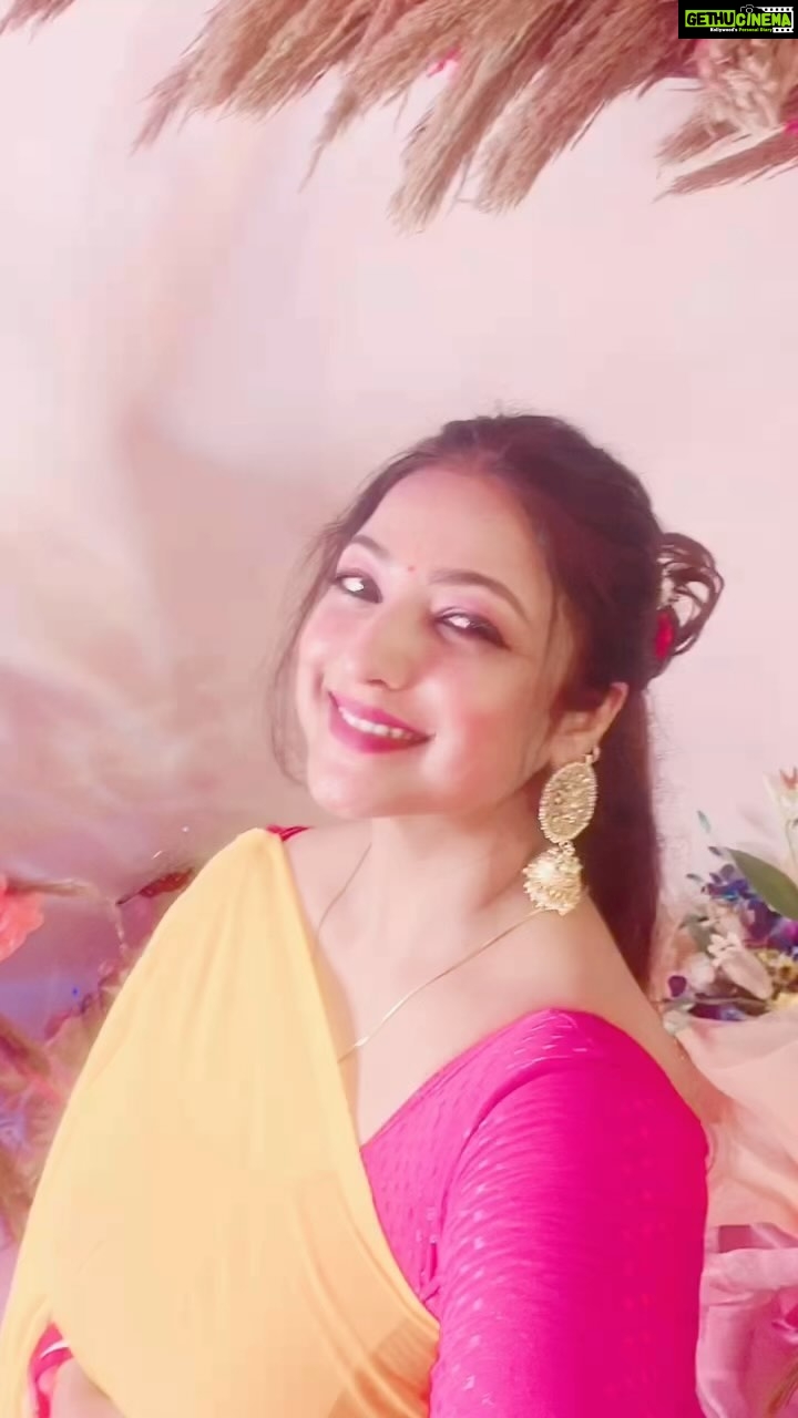 Sweety Chhabra Instagram - #trendingreels #sareelovers #instagram #bollywoodsongs #loveyourself #sareestyle
