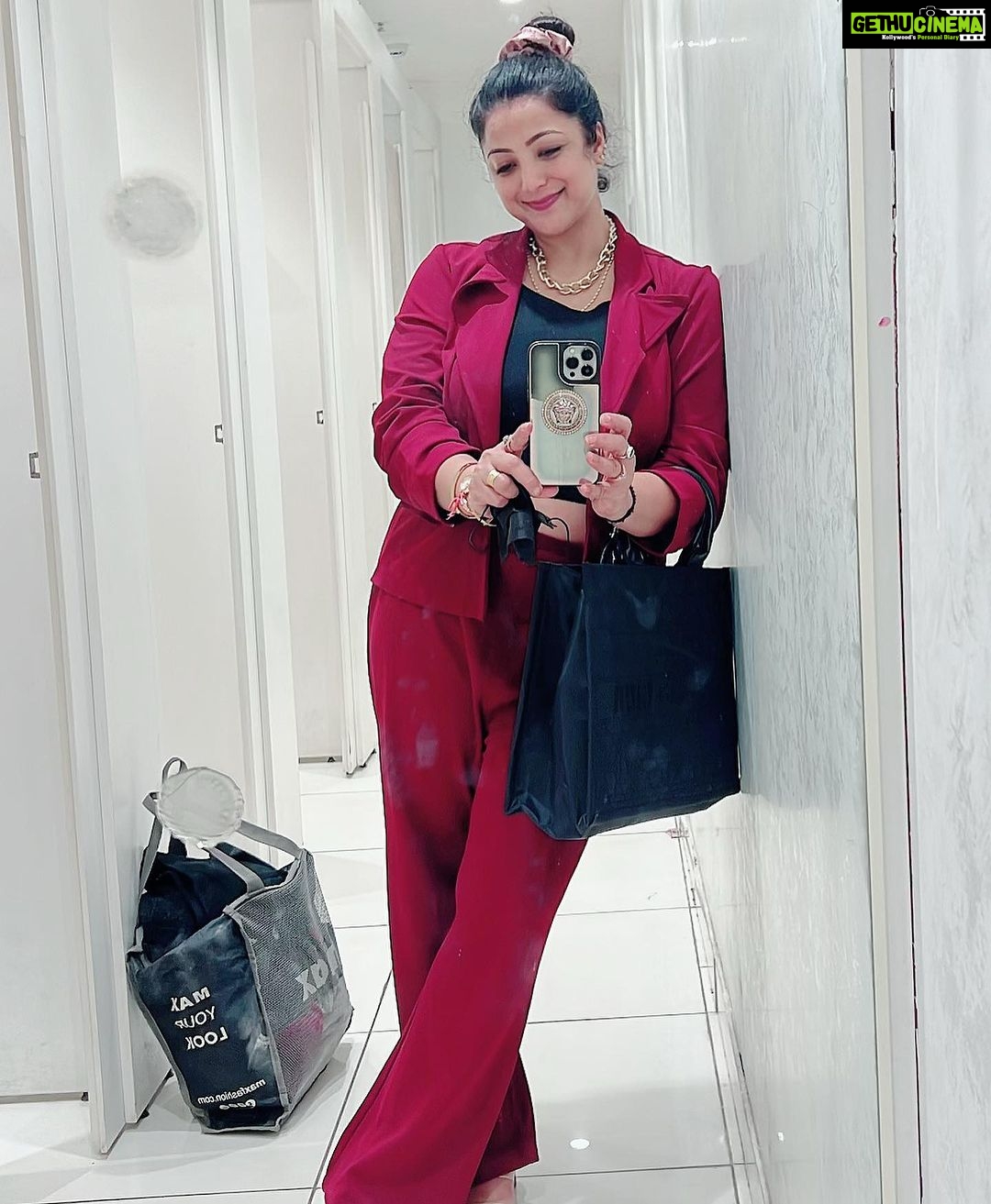 Sweety Chhabra Instagram - Happy Saturday dosto ❤️shopping mood 😀 but itne kapde jo bhar liye hai Mene bag mai, ab inka trial karne ka Mann Nhi ho raha hai 😜 Waise Bhi try karne ke baad billing counter tak 1 or 2 dress hi bachegi 😂 KyA aap log Bhi aise harkat karte ho🤣 #enjoying #shopping