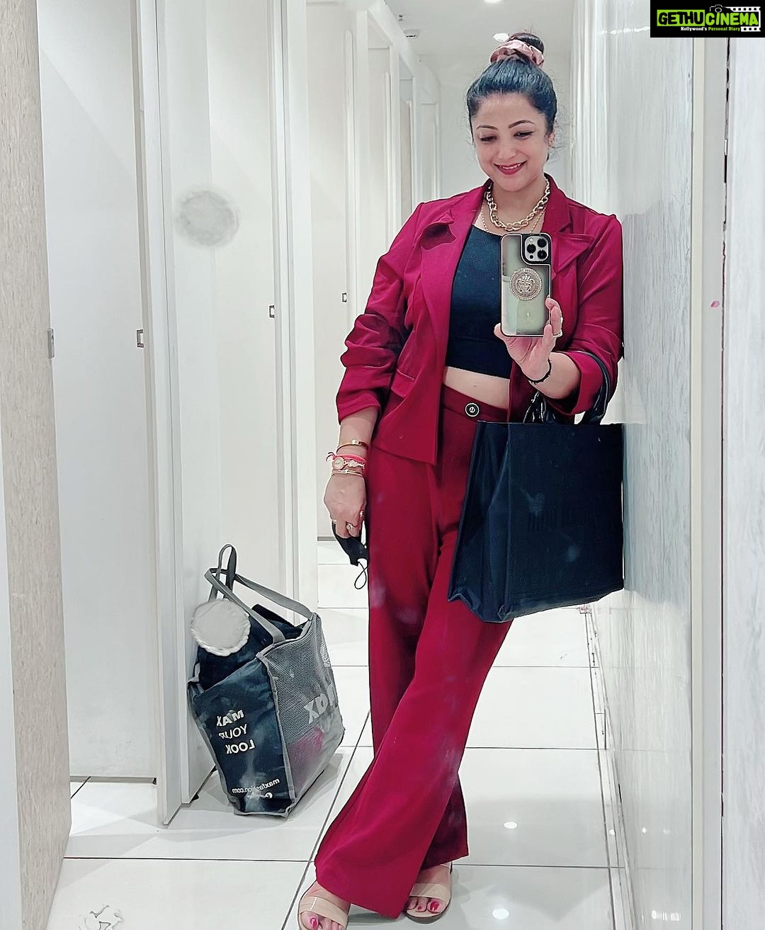 Sweety Chhabra Instagram - Happy Saturday dosto ❤️shopping mood 😀 but itne kapde jo bhar liye hai Mene bag mai, ab inka trial karne ka Mann Nhi ho raha hai 😜 Waise Bhi try karne ke baad billing counter tak 1 or 2 dress hi bachegi 😂 KyA aap log Bhi aise harkat karte ho🤣 #enjoying #shopping