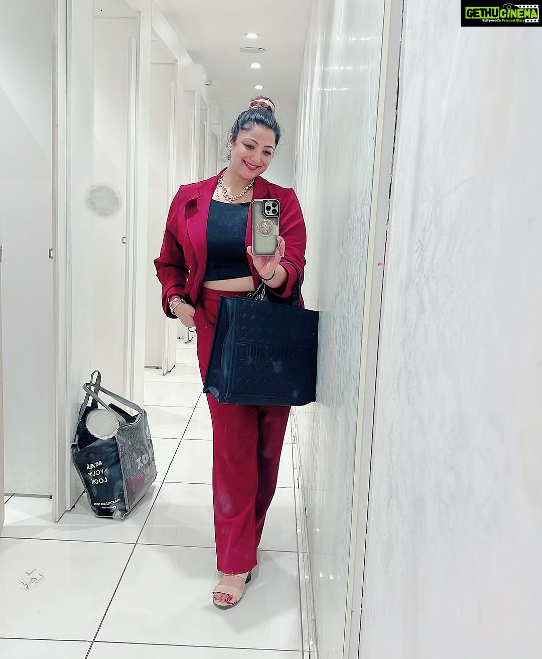 Sweety Chhabra Instagram - Happy Saturday dosto ❤️shopping mood 😀 but itne kapde jo bhar liye hai Mene bag mai, ab inka trial karne ka Mann Nhi ho raha hai 😜 Waise Bhi try karne ke baad billing counter tak 1 or 2 dress hi bachegi 😂 KyA aap log Bhi aise harkat karte ho🤣 #enjoying #shopping
