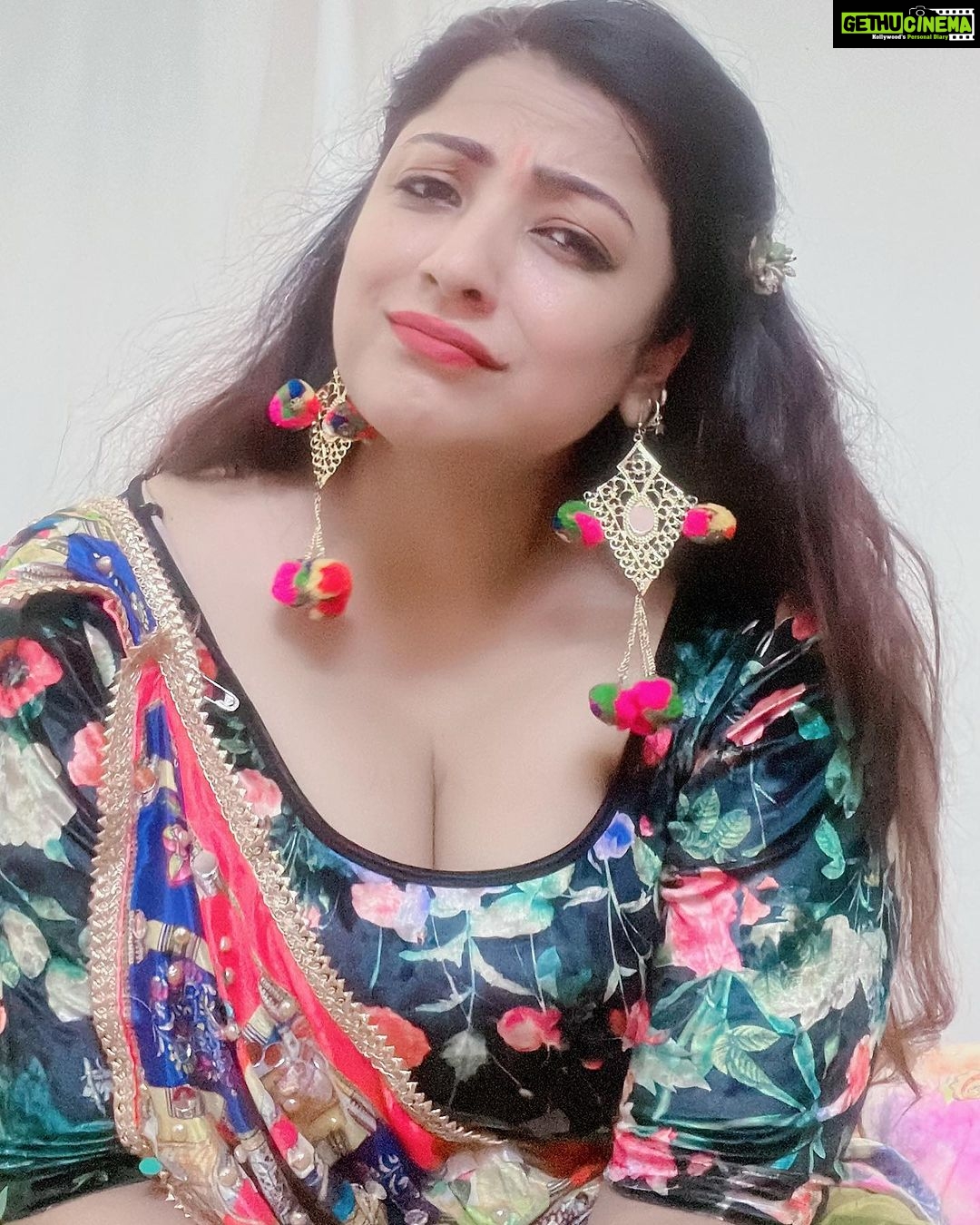 Sweety Chhabra Instagram - Good morning dostoโค๏ธ After garba reaction jab 10 baje band kar diya Tha ๐ Abhi to garba ka mood bana Tha yaar ๐๐