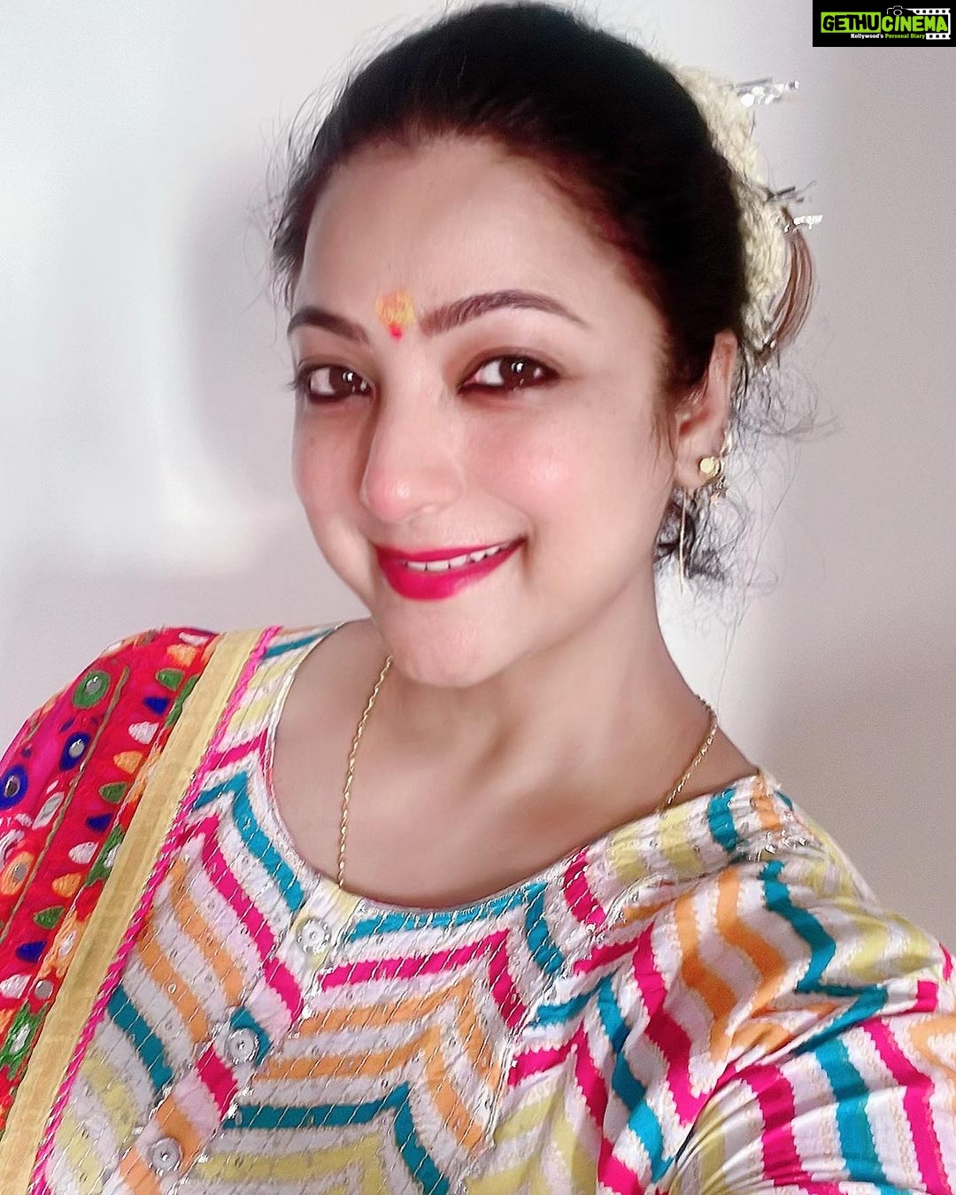 Sweety Chhabra Instagram - Jai mata di dosto ❤️🙏🙏🙏 “सिंहासनगता नित्यं पद्याञ्चितकरद्वया। शुभदास्तु सदा देवी स्कन्दमाता यशस्विनी॥“ सांसारिक जीवों में नवचेतना का निर्माण करने वाली आदिशक्ति माँ भगवती की पंचम स्वरूपा स्कंदमाता जी से प्रार्थना है कि सभी को सुख, शांति और उत्तम स्वास्थ्य प्रदान करें। #Navratri #skandmata