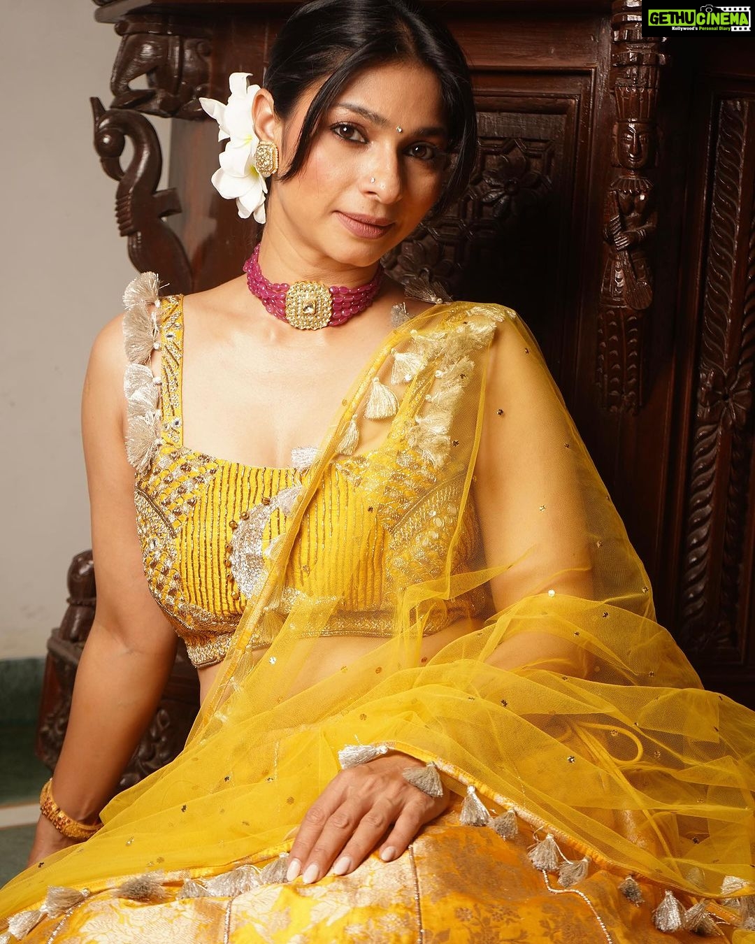 Tanishaa Mukerji Instagram - Shubho Saptami! Wearing this beautiful yellow lengha from @payalsinghal feeling so festive in the many colours of the devi! Stylist - @parikshaat Outfit - @payalsinghal Jewellery - @tyaanijewellery Photography - @wadhwaniyaash