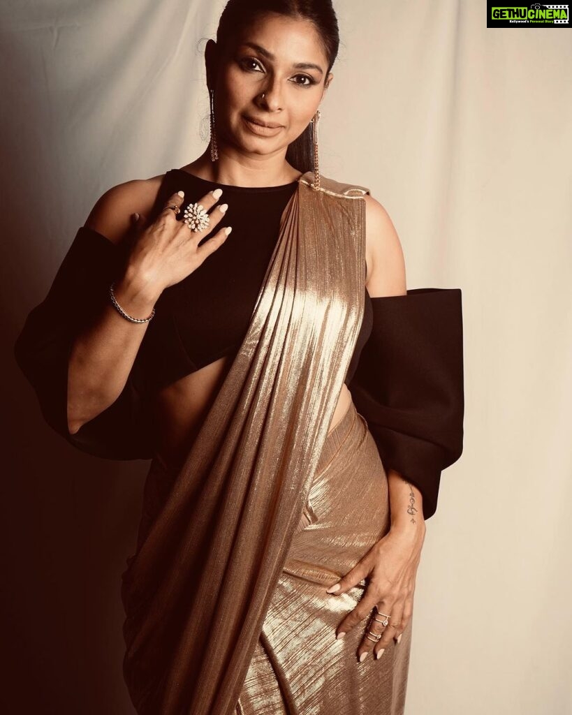 Tanishaa Mukerji Instagram - ⭐️ rry nite! Stylist - @parikshaat Outfit - @labeld Jewellery - @gehnajewellers1 Photographer - @wadhwaniyaash