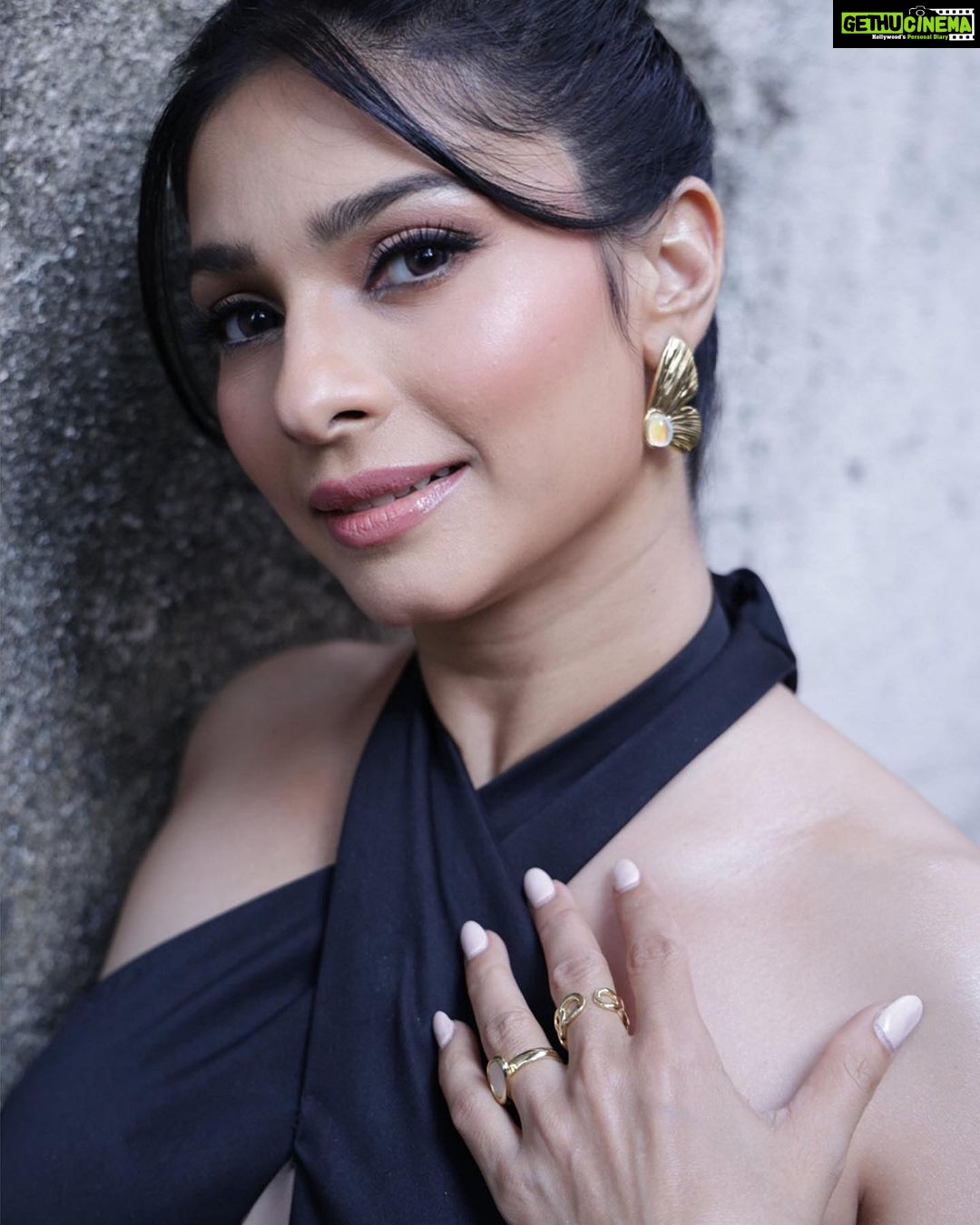 Tanishaa Mukerji Instagram - Some photos speak ! #photography @photographybyrishabk Outfits: @charmisdesign Earrings: @palmonas_official X @auorstudio Rings: @rooh_india_ Stylist: @stylebysaachivj Team: @sanzimehta777