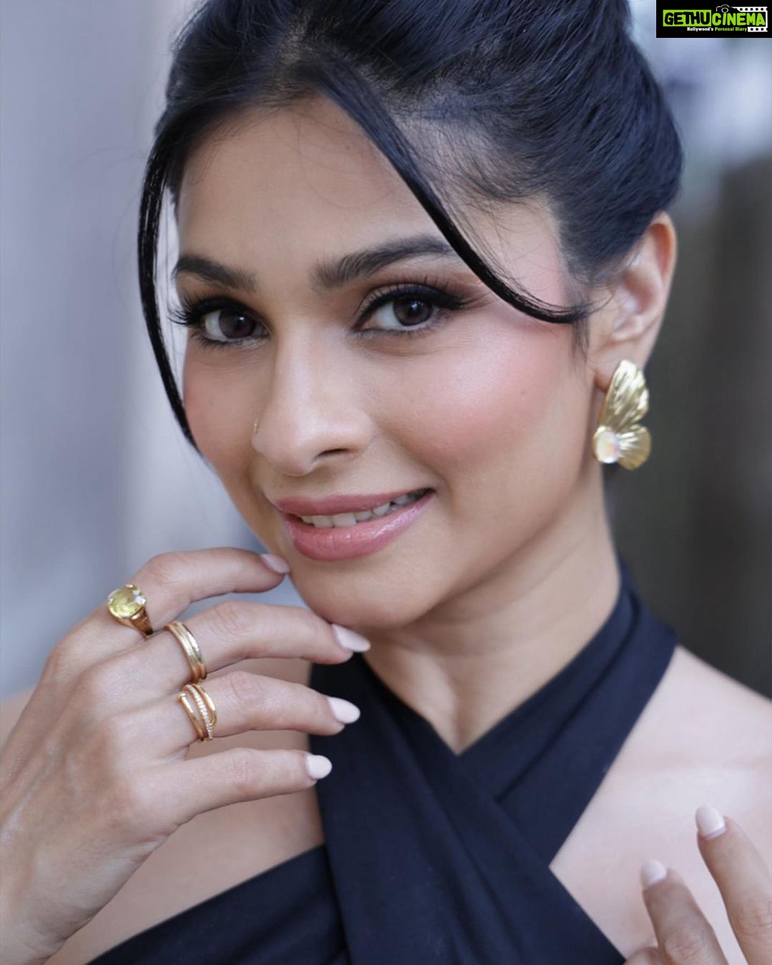 Tanishaa Mukerji Instagram - Some photos speak ! #photography @photographybyrishabk Outfits: @charmisdesign Earrings: @palmonas_official X @auorstudio Rings: @rooh_india_ Stylist: @stylebysaachivj Team: @sanzimehta777