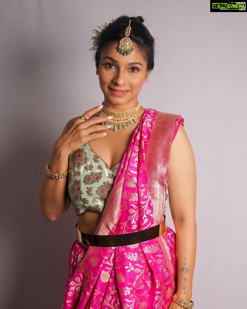 Tanishaa Mukerji Instagram - Shubho Ashtami 🙏💫 Stylist - @parikshaat Outfit - @payalsinghal Jewellery - @tyaanijewellery Glam - @makeup_by_samriddhi Photographer - @wadhwaniyaash #Ashtami #DurgaPuja #TanishaMukerji #Festive #IndianFashion #PayalSinghal #Couture #Designer #FestiveWear #IndianWedding #Bengali #BengaliDrape #Saree #Pink #Gold #SareeDrape #DurgaPuja2023