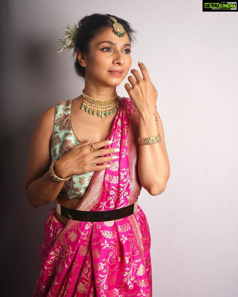 Tanishaa Mukerji Instagram - Shubho Ashtami 🙏💫 Stylist - @parikshaat Outfit - @payalsinghal Jewellery - @tyaanijewellery Glam - @makeup_by_samriddhi Photographer - @wadhwaniyaash #Ashtami #DurgaPuja #TanishaMukerji #Festive #IndianFashion #PayalSinghal #Couture #Designer #FestiveWear #IndianWedding #Bengali #BengaliDrape #Saree #Pink #Gold #SareeDrape #DurgaPuja2023