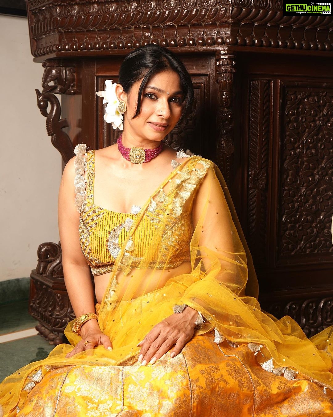 Tanishaa Mukerji Instagram - Shubho Saptami! Wearing this beautiful yellow lengha from @payalsinghal feeling so festive in the many colours of the devi! Stylist - @parikshaat Outfit - @payalsinghal Jewellery - @tyaanijewellery Photography - @wadhwaniyaash