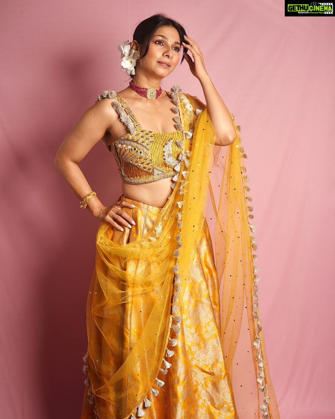 Tanishaa Mukerji Instagram - Shubo Saptami💫 In Frames - @tanishaamukerji Outfit - @payalsinghal Jewellery - @tyaanijewellery Stylist - @parikshaat Photographer- @wadhwaniyaash #TanishaMukherjee #DurgaPuja #StyleFile #Photography #Bollywood #Yellow #IndianWear #IndianCouture #PayalSinghal #FashionShoot #IndianJewellery #Jewellry #TyaaniJewellery #Navratri #Indian #IndianWedding #IndianBride #Bridal