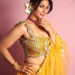 Tanishaa Mukerji Instagram - Shubo Saptami💫 In Frames - @tanishaamukerji Outfit - @payalsinghal Jewellery - @tyaanijewellery Stylist - @parikshaat Photographer- @wadhwaniyaash #TanishaMukherjee #DurgaPuja #StyleFile #Photography #Bollywood #Yellow #IndianWear #IndianCouture #PayalSinghal #FashionShoot #IndianJewellery #Jewellry #TyaaniJewellery #Navratri #Indian #IndianWedding #IndianBride #Bridal