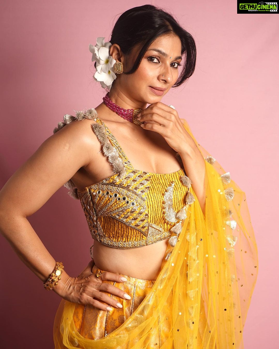 Tanishaa Mukerji Instagram - Shubo Saptami💫 In Frames - @tanishaamukerji Outfit - @payalsinghal Jewellery - @tyaanijewellery Stylist - @parikshaat Photographer- @wadhwaniyaash #TanishaMukherjee #DurgaPuja #StyleFile #Photography #Bollywood #Yellow #IndianWear #IndianCouture #PayalSinghal #FashionShoot #IndianJewellery #Jewellry #TyaaniJewellery #Navratri #Indian #IndianWedding #IndianBride #Bridal