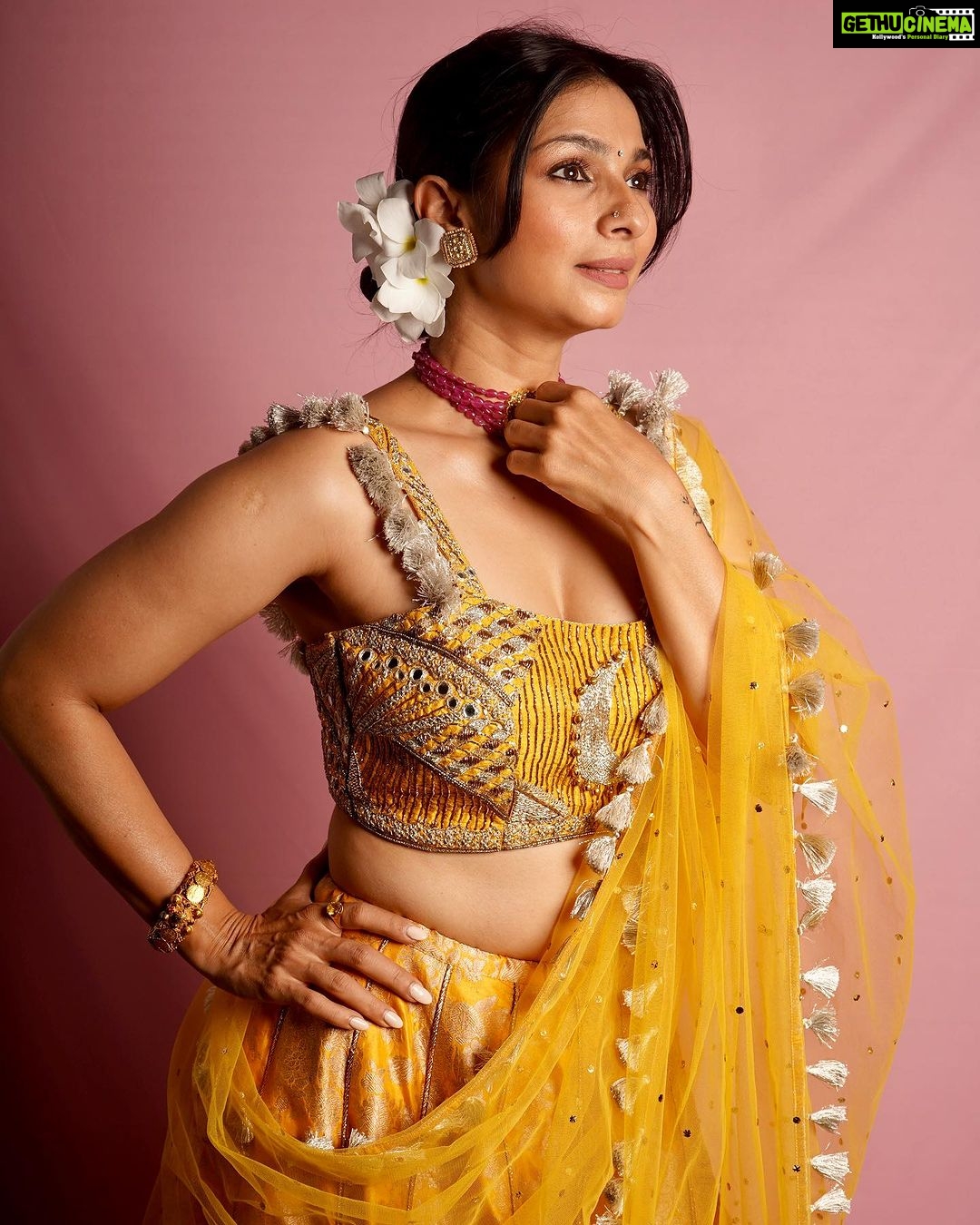 Tanishaa Mukerji Instagram - Shubo Saptami💫 In Frames - @tanishaamukerji Outfit - @payalsinghal Jewellery - @tyaanijewellery Stylist - @parikshaat Photographer- @wadhwaniyaash #TanishaMukherjee #DurgaPuja #StyleFile #Photography #Bollywood #Yellow #IndianWear #IndianCouture #PayalSinghal #FashionShoot #IndianJewellery #Jewellry #TyaaniJewellery #Navratri #Indian #IndianWedding #IndianBride #Bridal