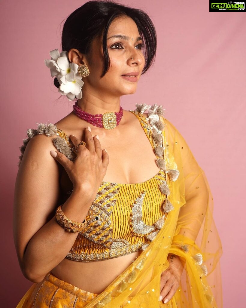 Tanishaa Mukerji Instagram - Shubo Saptami💫 In Frames - @tanishaamukerji Outfit - @payalsinghal Jewellery - @tyaanijewellery Stylist - @parikshaat Photographer- @wadhwaniyaash #TanishaMukherjee #DurgaPuja #StyleFile #Photography #Bollywood #Yellow #IndianWear #IndianCouture #PayalSinghal #FashionShoot #IndianJewellery #Jewellry #TyaaniJewellery #Navratri #Indian #IndianWedding #IndianBride #Bridal