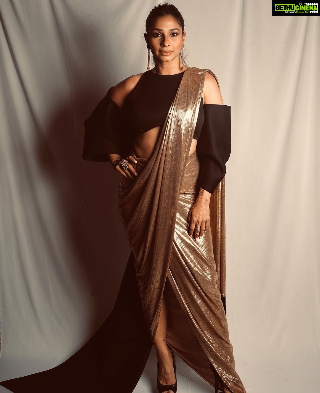 Tanishaa Mukerji Instagram - My golden lady @tanishaamukerji ✨💫 Stylist - @parikshaat Outfit - @labeld Jewellery - @gehnajewellers1 Photographer - @wadhwaniyaash #TanishaMukherjee #Photography #StyleFile #HungamaAwards #Bollywood #Diva #Diwali2023 #Fashion #Mumbai #India #Trending #Style #Diva #Stunner #Chic #BollywoodHungamaAwards #StyleCity #City #tanishamukherji #jhalakdikhlajaa #styleicon