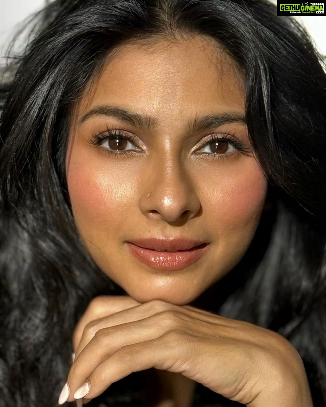 Tanishaa Mukerji Instagram - No makeup makeup takes a lot more precision and time than layering a face with makeup But if you have a face like @tanishaamukerji who is gorgeous inside out none of the above applies as less is more for this beauty #tanishamukherjee