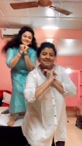 Tanushree Chatterjee Instagram - Watch till end me n my sweet mom #trendingreels #trendingsongs #trendingvideos #instagram #instagood #instadaily #instafashion #goodevening #viral #viralvideos