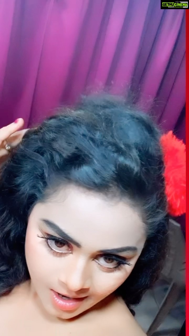 Tanushree Chatterjee - 2.2K Likes - @Naino wale ne #hotnessoverload #masti #mastitime #instagood #instagram #instadaily #trending #viral #reelkarofeelkaro #goodevining #reddress #newdress #fashion#smokyeyeshadow