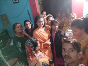 Tanushree Chatterjee Instagram - Itna sara pyar darsha ne kelia bohot bohot shukriya ap sabhi ka abhar 🙏bohot acha lagta he jab shooting ke doran gaon ki maata or behene gale laga ke apna asirwad deti he aise hi ap na pyar banaye rakna or apna asirwad dete rahena thanku all #bhojpuri #bhojpuriqueen #bhojpuriactress #bhojpurireels