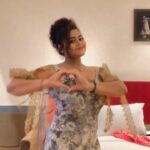Tanushree Chatterjee Instagram - Masti time after show 🤣🤣wo bhi room me akele 😂😂😂 #trending #trendingreels #trendingsongs #trendingreels #viralvideos #viralreel #viralgirl #instagood #instagram #instamood #instalove