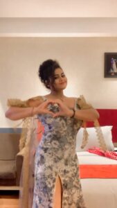Tanushree Chatterjee Instagram - Masti time after show 🤣🤣wo bhi room me akele 😂😂😂 #trending #trendingreels #trendingsongs #trendingreels #viralvideos #viralreel #viralgirl #instagood #instagram #instamood #instalove
