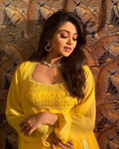 Tanvi Dogra Instagram - You are meant to shine today, tomorrow and everyday ! 💛🧡 
.
.
.
Love for yellow 💫

#sunshine #colouryellow #yellow #bright #new #vibe