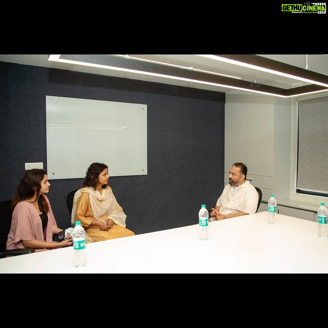 Tanya Ravichandran Instagram - Late post alert π Thank you #ulaganayagan @ikamalhaasan sir for releasing the trailer of our web series #paperrocket. Felt honoured π @kiruudhay @sagarpentela @riseeastentertainment @zee5tamil @teamaimpro