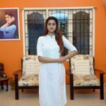 Tanya Ravichandran Instagram - Let’s do this simple move with me 😉🚀 #cheranadu #reelsinstagram #hookstep from #paperrocket