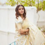 Tanya Ravichandran Instagram - In every girl there’s a princess with the strength of a warrior 🤍🤍 Silverscreen Stylist: @ratikhavenugopal Cam @iamvigneshjayakumar CC: @gouthamgeorgedop Makeup @bride.up Hair: @prabhakaran486 Blouse: @myurabyanithaprabhu Saree: @flauntbyratz Shoes: @feeltwenty @teamaimpro