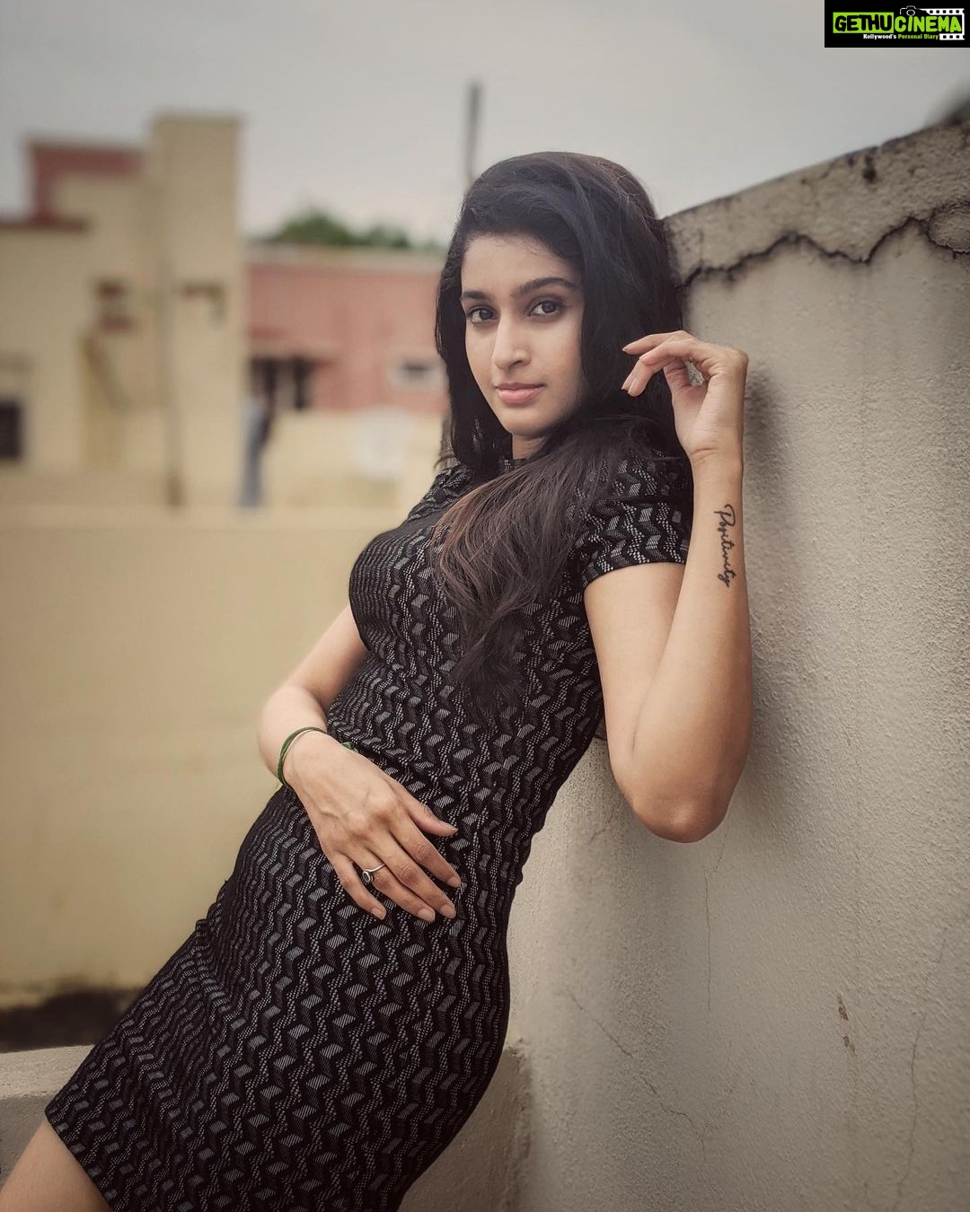 Tanya Ravichandran Instagram - 🖤 #terrace #stayhome #staysafe