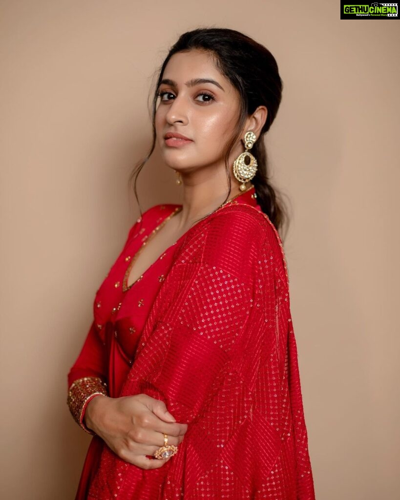 Tanya Ravichandran Instagram - There is a shade of Red for every woman ❤️ Shot by : @kiransaphotography Outfit and styling : @studio149 Jewellery : @mspinkpantherjewel @teamaimpro