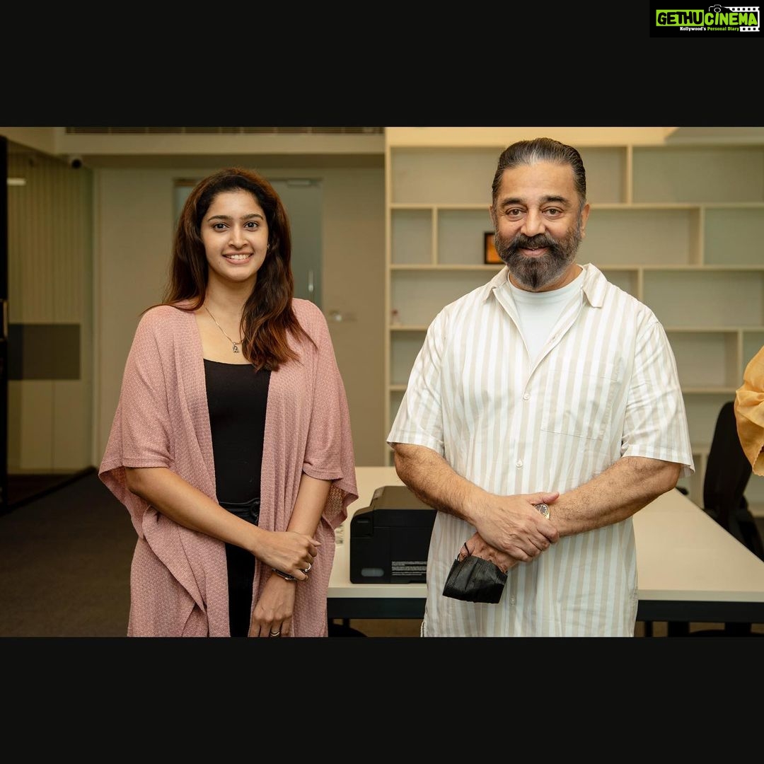 Tanya Ravichandran Instagram - Late post alert π Thank you #ulaganayagan @ikamalhaasan sir for releasing the trailer of our web series #paperrocket. Felt honoured π @kiruudhay @sagarpentela @riseeastentertainment @zee5tamil @teamaimpro