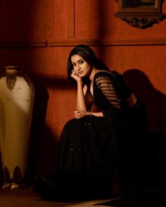 Tanya Ravichandran Instagram - It’s not an attitude, its the way I am 😎

P.c - @kiransaphotography 
Mua - @makeupbywanshazia 
Hair - @prabhakaran486 
Styled by @indu_ig 
Styling team @_.nevedhitha._ 
Saree @knotweddinghouse 
Jewelry @fineshinejewels
