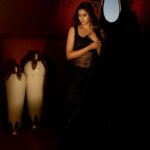 Tanya Ravichandran Instagram - It’s not an attitude, its the way I am 😎 P.c - @kiransaphotography Mua - @makeupbywanshazia Hair - @prabhakaran486 Styled by @indu_ig Styling team @_.nevedhitha._ Saree @knotweddinghouse Jewelry @fineshinejewels
