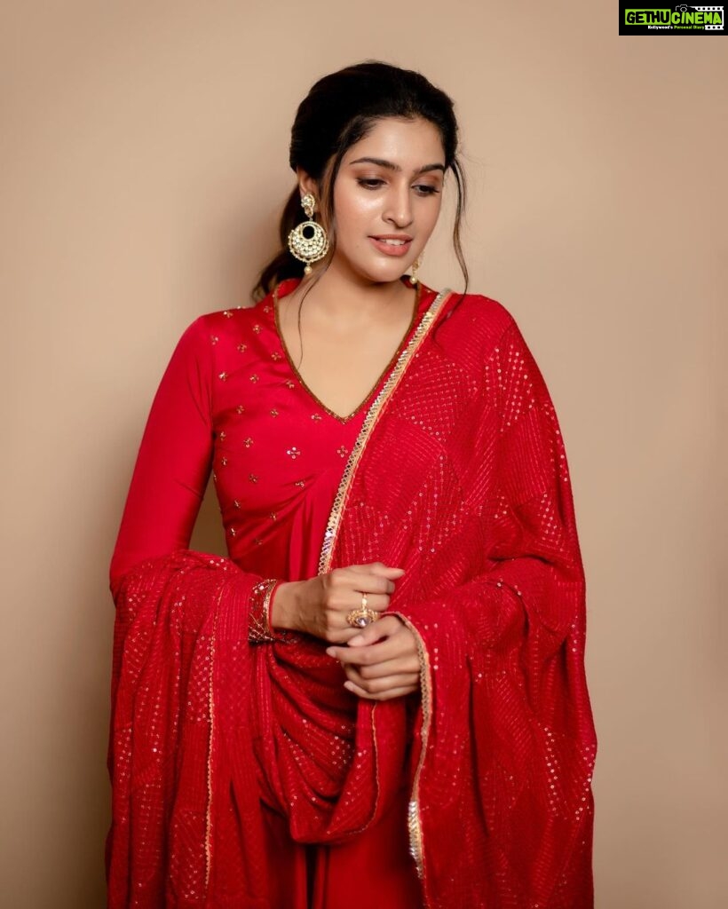 Tanya Ravichandran Instagram - There is a shade of Red for every woman ❤️ Shot by : @kiransaphotography Outfit and styling : @studio149 Jewellery : @mspinkpantherjewel @teamaimpro