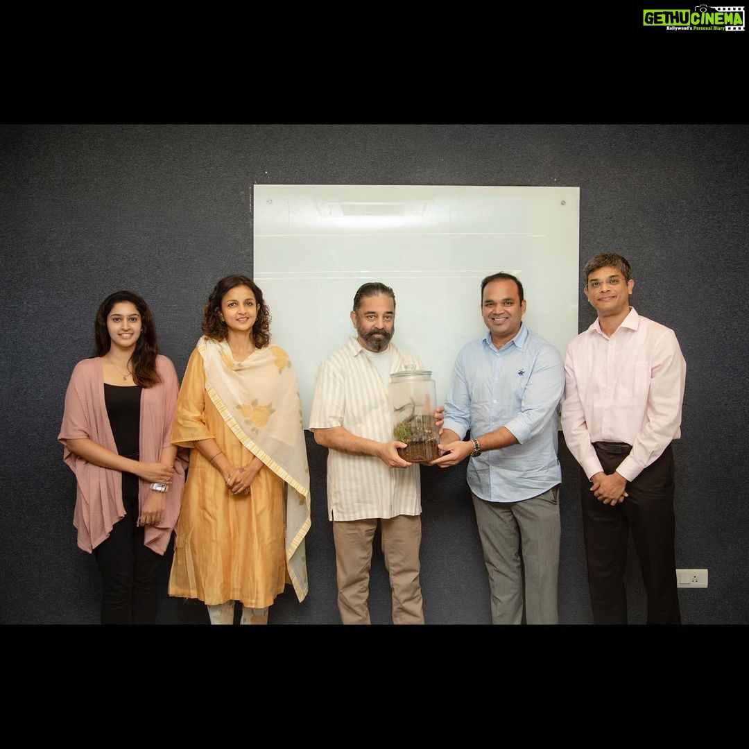 Tanya Ravichandran Instagram - Late post alert π Thank you #ulaganayagan @ikamalhaasan sir for releasing the trailer of our web series #paperrocket. Felt honoured π @kiruudhay @sagarpentela @riseeastentertainment @zee5tamil @teamaimpro