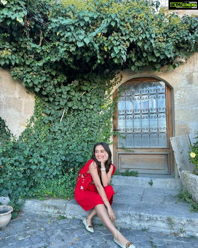 Tanya Sharma Instagram - Painting the town red ❤ . Our stay at #cappadocia was extraordinarily beautiful all because of @sultan_cave_suites , the staff , the suite and the roof top restaurant was all just warm n super fine ✨ #travel #cavesuite #turkey #travelgram #picoftheday #tanyasharma