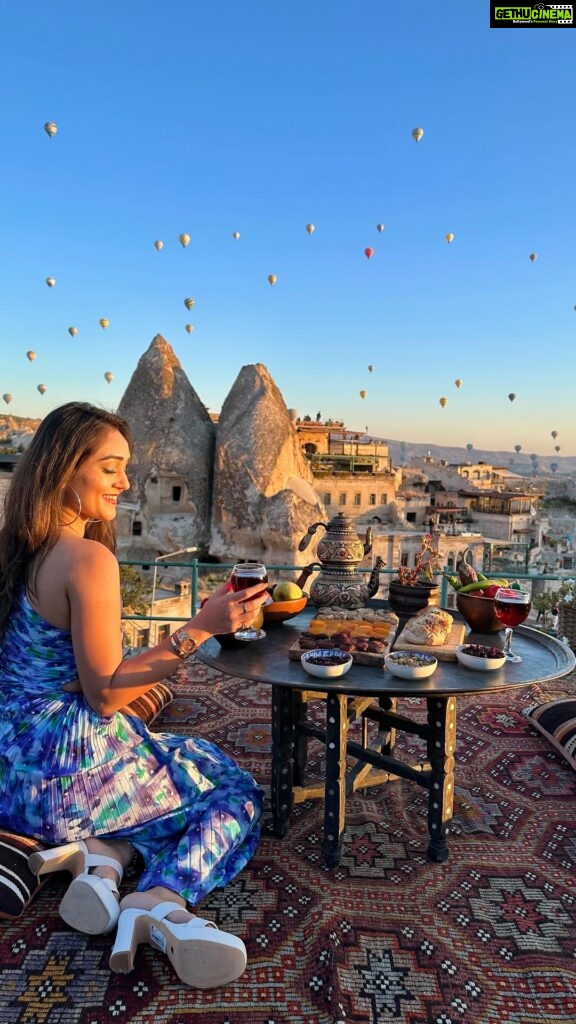 Tanya Sharma Instagram - My view is better than yours ☺ #cappadocia #reels #reelkarofeelkaro #reelitfeelit #travelreels #hotairballoon #turkey #tanyasharma