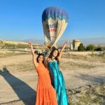 Tanya Sharma Instagram – Magical ✨is The word ! Our first ever hot air balloon experience was extraordinary thankyouu @sultan_cave_suites @kelebektravel
P.s – don’t forget to see the last slide ( it’s 5am makeup ) 🥹 #turkey #travel #hotairballoon #sultancavesuites #love #tanyasharma Cappadocia, Turkey