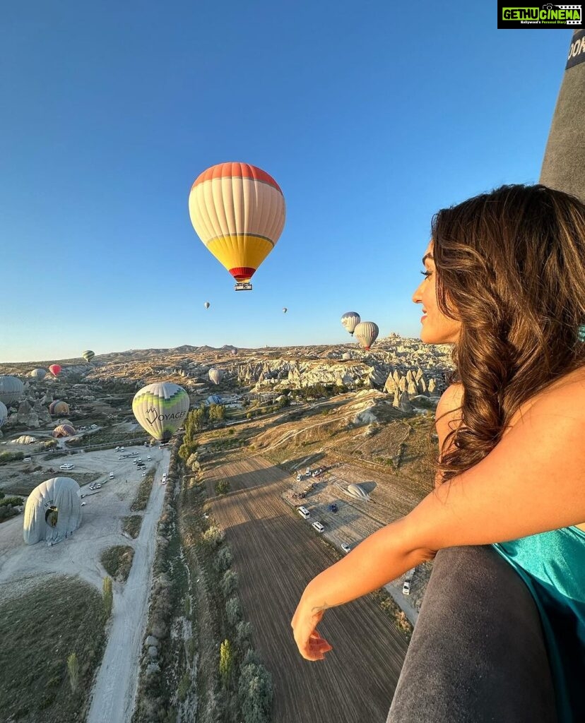 Tanya Sharma Instagram - Magical ✨is The word ! Our first ever hot air balloon experience was extraordinary thankyouu @sultan_cave_suites @kelebektravel P.s - don’t forget to see the last slide ( it’s 5am makeup ) 🥹 #turkey #travel #hotairballoon #sultancavesuites #love #tanyasharma Cappadocia, Turkey