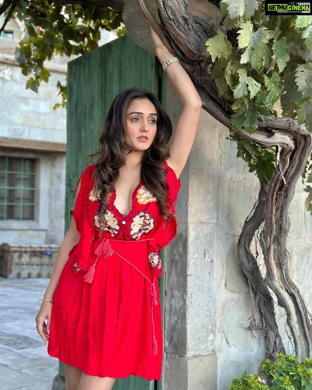 Tanya Sharma Instagram - Painting the town red ❤️ . Our stay at #cappadocia was extraordinarily beautiful all because of @sultan_cave_suites , the staff , the suite and the roof top restaurant was all just warm n super fine ✨ #travel #cavesuite #turkey #travelgram #picoftheday #tanyasharma