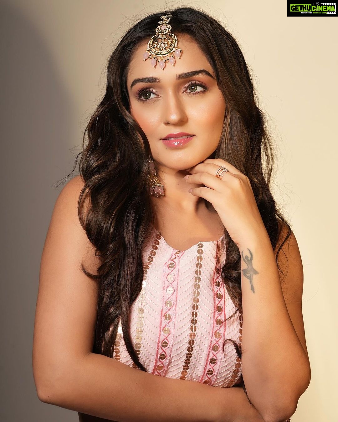 Tanya Sharma Instagram - Waiting for Chand like ✨🌚 #happykarwachauth to all the ladies out there 😘