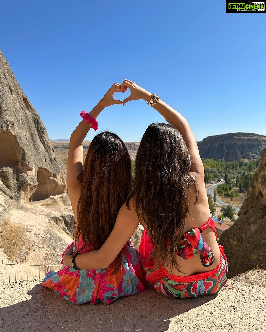 Tanya Sharma Instagram - In case I forgot🌚 here is another dump of a beautiful day in #cappadocia SWIPE RIGHT for all the mehnat I do to click pictures for the gram 🙈🥹 #instagood #travel #turkey #sisters #fashion #cord #instadaily #tanyasharma #2023 #beautifuldestinations Cappadocia, Turkey