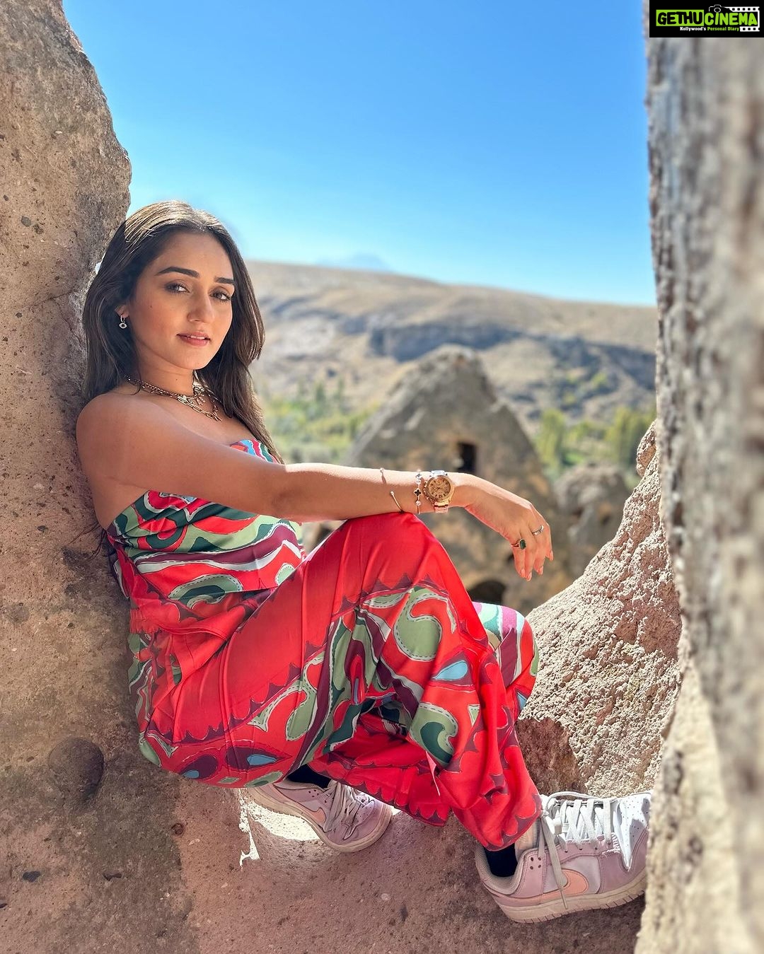 Tanya Sharma Instagram - In case I forgot🌚 here is another dump of a beautiful day in #cappadocia SWIPE RIGHT for all the mehnat I do to click pictures for the gram 🙈🥹 #instagood #travel #turkey #sisters #fashion #cord #instadaily #tanyasharma #2023 #beautifuldestinations Cappadocia, Turkey