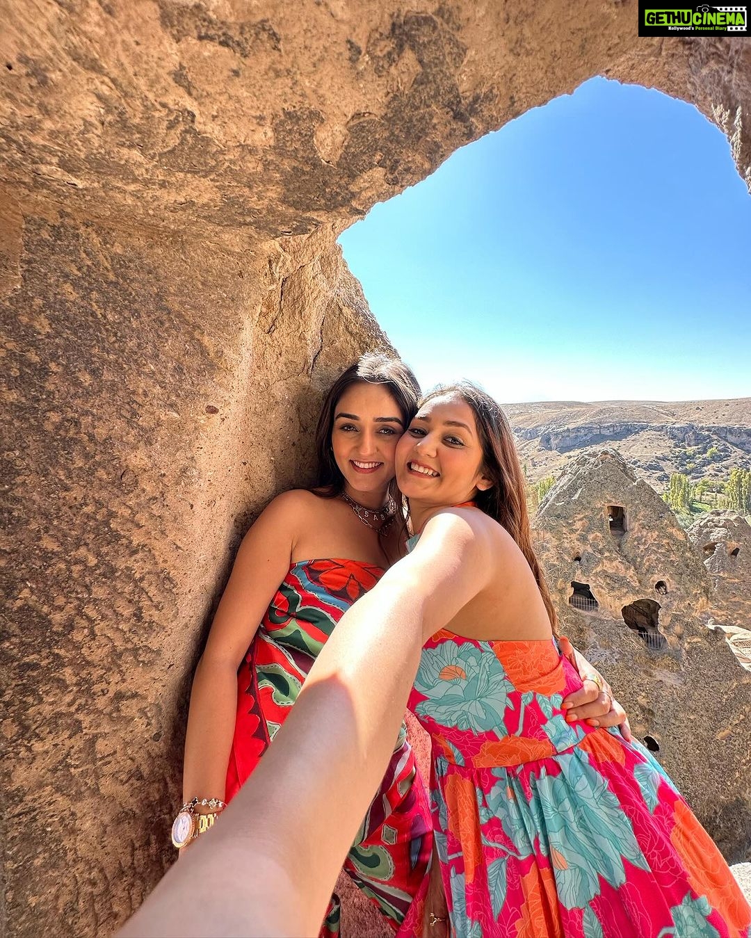 Tanya Sharma Instagram - In case I forgot🌚 here is another dump of a beautiful day in #cappadocia SWIPE RIGHT for all the mehnat I do to click pictures for the gram 🙈🥹 #instagood #travel #turkey #sisters #fashion #cord #instadaily #tanyasharma #2023 #beautifuldestinations Cappadocia, Turkey